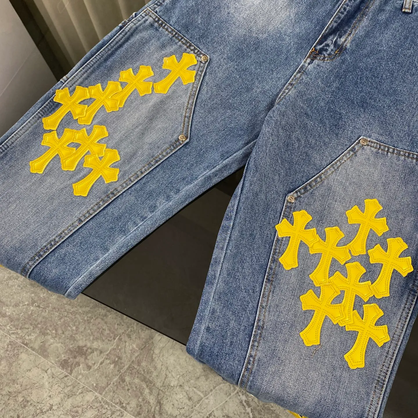 P270 CH Chromehearts limited edition yellow cross-stitched leather work jeans and logging pants. The counter price is 34W level. The patchwork cross pattern is embellished and the jeans are washed! ! An absolutely high-end luxury product, a 1.9W-level god-level single product, a super popular product, made by top heavy industry, a magic weapon that cannot be missed! [About Zangyin] This is an extremely luxurious fashion brand that can also be called the aristocracy of the high street. It has always been an exclusive brand for some hipsters or rich second generations. Compared with ordinary high streets, it is more luxurious and noble. Compared with luxury brands, it is more fashionable and individual. It has always been a brand that I have a special liking for. [Top heavy industry fashion design] Consistently high-street luxury style. Speaking of this style, the Zangyin family and GU family are definitely the leading representative brands. Especially the Zangyin family has really achieved a state-of-the-art effect in creating high-street style. The unique washed material is used to create this style. The color system is already quite eye-catching. After it is decorated with patchwork cross flowers, it cleverly highlights the charm of the brand. Secondly, this style uses classic The high-waist cutting design highlights the long legs and fashionable temperament of the upper body. The brand is highly recognizable and the slim fit configuration is more suitable for daily wear. It is a product that interprets personality, fashion, and specifications at a glance. This single product is enough to make any fan excited. It can be a white T-shirt for a youthful college style, or a tight suspender for a royal style. It has strong matching ability and can be easily controlled by men.  [Materials and craftsmanship] Needless to say, this point goes without saying. As an excellent craftsman brand, Zangyin’s requirements for details and craftsmanship are really perfect. The washed color of this model has gone through so many processes, not to mention the embellishment of denim appliques. It is also purely hand-made and sewn. Just like what they believe in, only hand-made things have soul and have the meaning of wear. A top-notch heavy-duty fashionable denim item, I look forward to your perfect interpretation! !  Color: blue Size: 30-36
